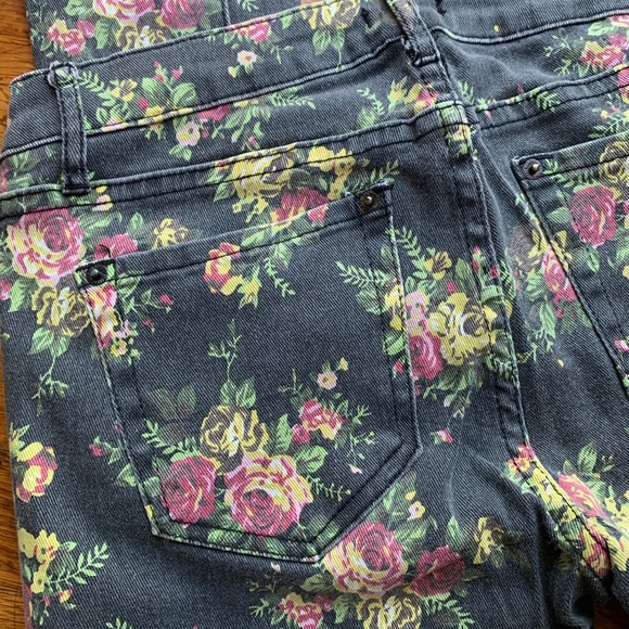 Forever 21 | Floral Patterned Gray Jeans | Size 8 - Picture 10 of 13